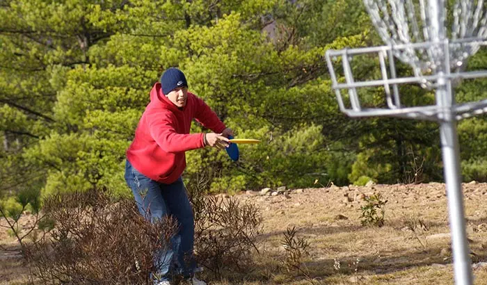 how to throw a disc golf straight