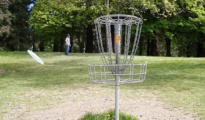 how to throw a thumber disc golf