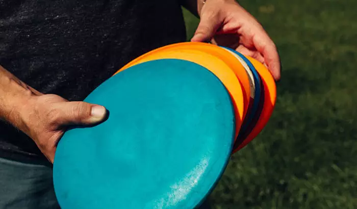 how to clear a disc golf disc and maintain your game In the world of disc golf, it’s hard to find the perfect disc that works very well for you. It’s hard to get a disc that will fly right and has the correct versatility, durability, flexibility, flight ratings, grip, and more. If you happen to find the perfect disc, you have to maintain it. You have to learn how to clear a disc golf disc.
