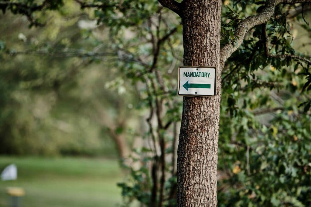 A disc golf mando sign
