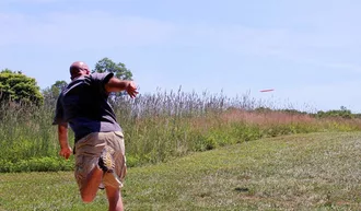 how to throw a disc golf driver straight