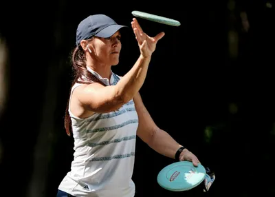 Professional disc golfer turbo putting