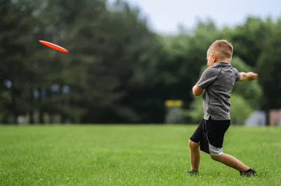 child disc golfer Disc golf has come a long way from the days of people casually tossing Frisbees at trees, poles, or whatever object happened to be nearby. What started as an informal pastime has grown into a full‑fledged sport with professional players earning serious money and some local events filling up almost as soon as registration opens. So what’s behind this surge in popularity? In this article, we’ll explore the many factors that have helped disc golf become one of the fastest‑growing outdoor activities around.