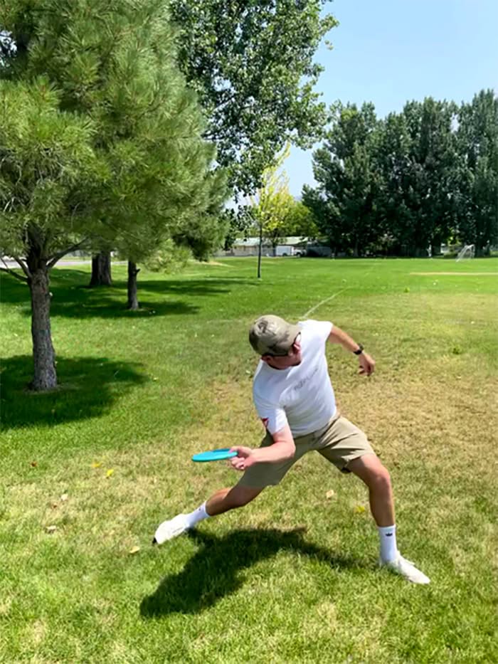 forehand disc golf throw